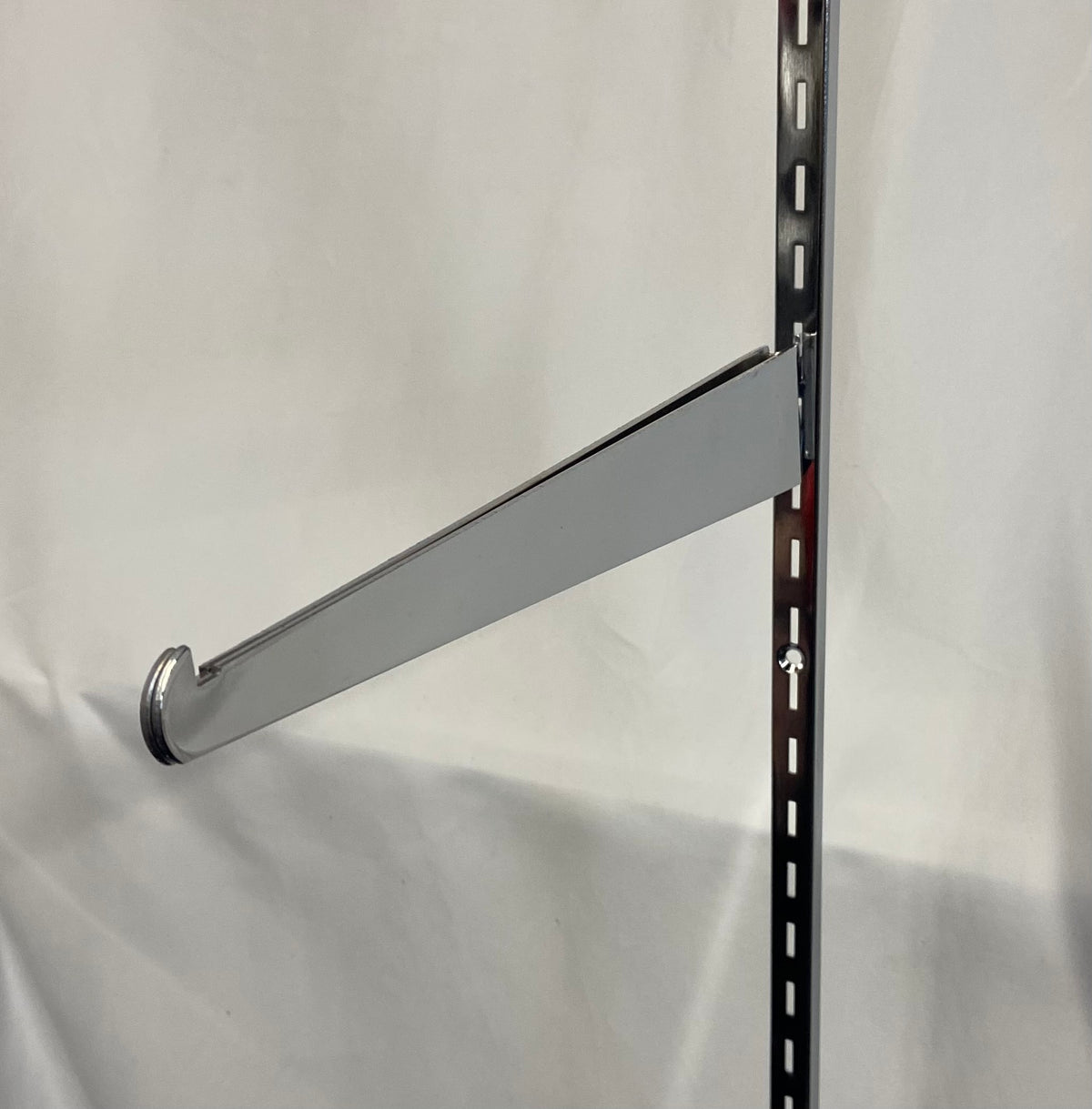 Center Shelf Bracket - For 1/2" Slot Wall Standard